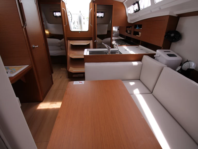 Pronajmout si Jeanneau Sun Odyssey 380 v Biograd Na Moru