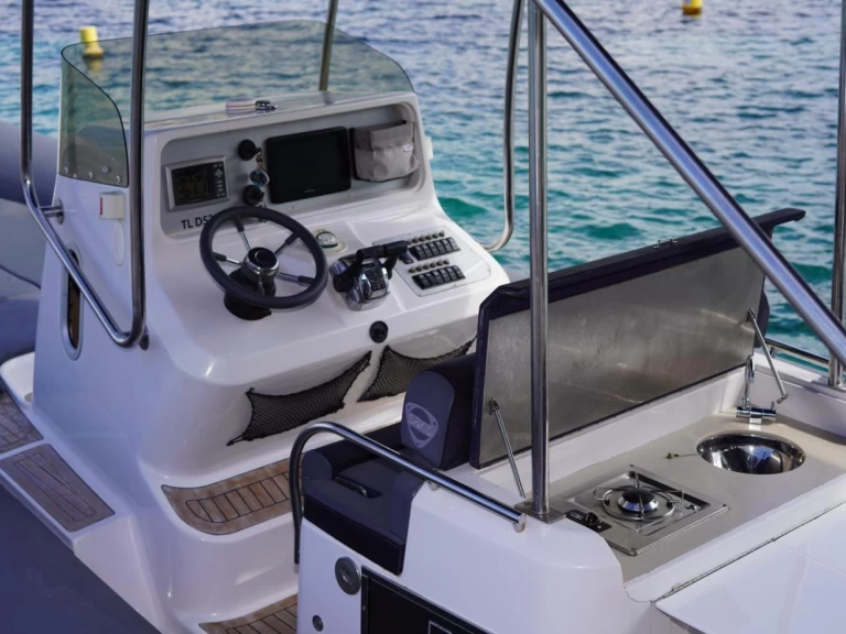 Polotuhá loď k pronájmu v Cannes za nejlepší cenu