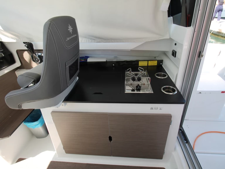 Pronajmout Motorová loď se skipperem či ne Jeanneau v Biograd Na Moru