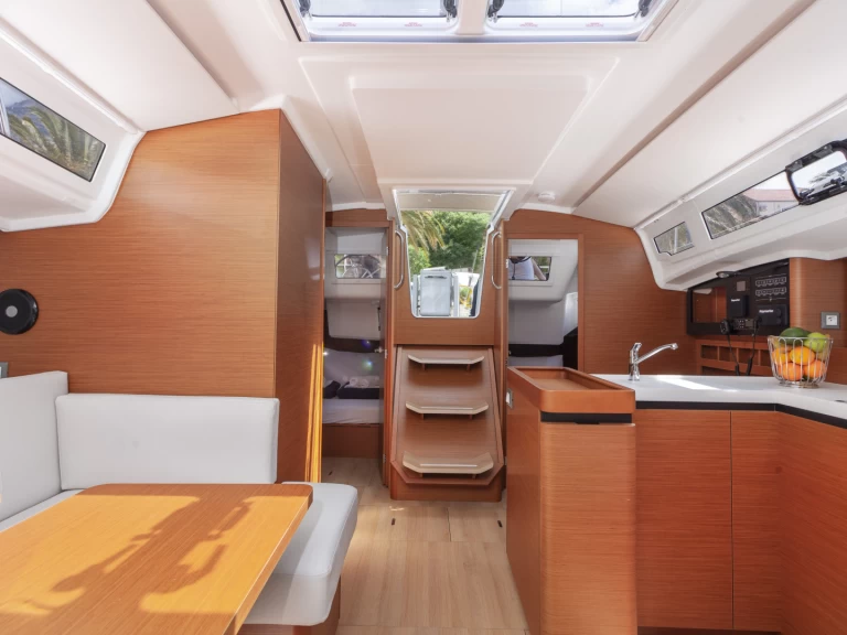 Pronajmout Plachetnice se skipperem či ne Jeanneau v Split