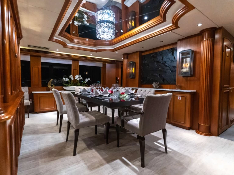 Pronájem Jachta Hatteras s licencí