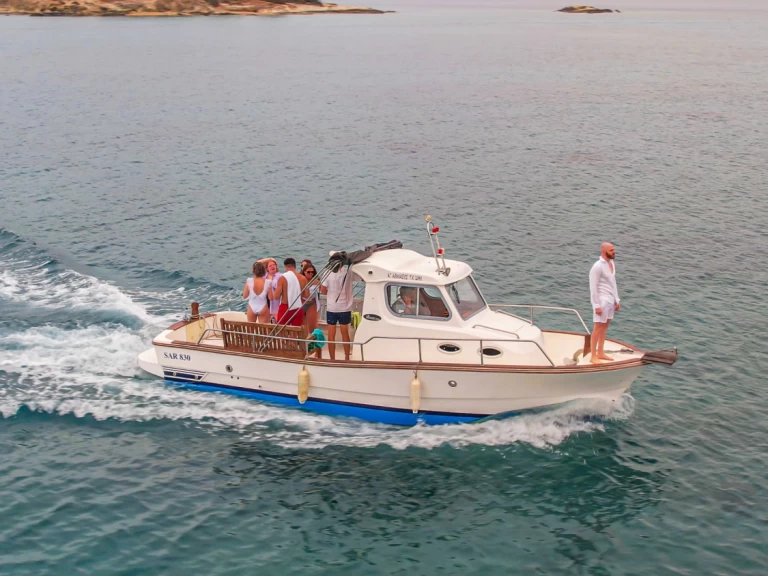 Motorová loď k pronájmu v Marathi za nejlepší cenu