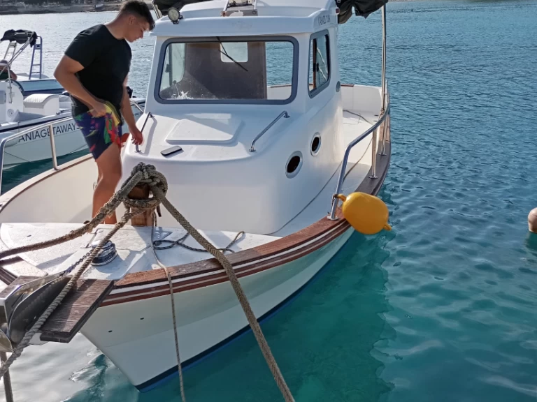 Saronic Boats  Saronic 830 jednotlivci a charterové společnosti v Marathi