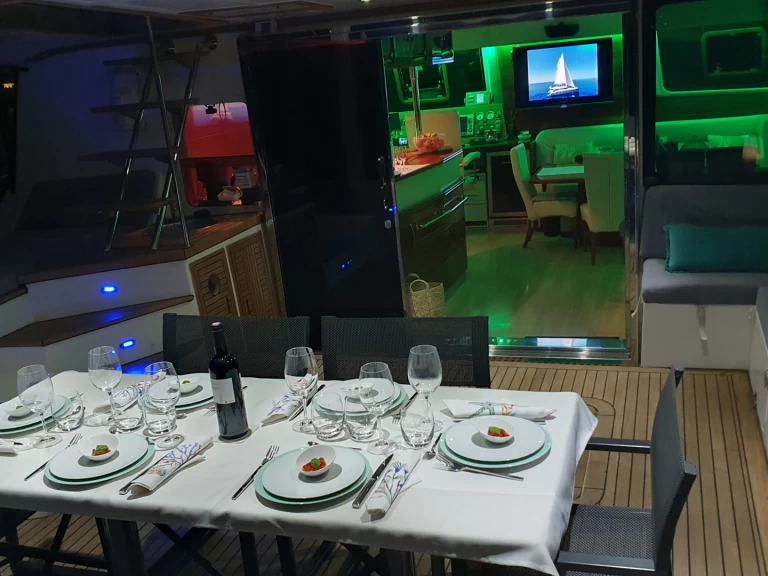 Pronájem lodi Ajaccio lákavé ceny Sunreef 62