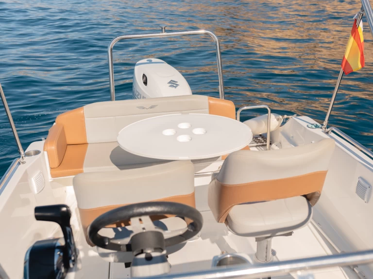 Bénéteau Flyer 6 SUNdeck jednotlivci a charterové společnosti v Altea