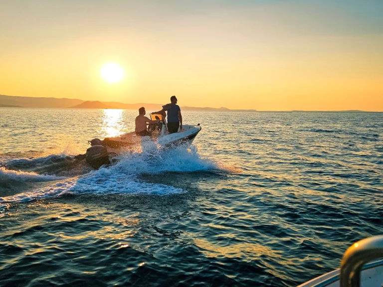 Pronajmout si  Compass 150 v Naxos (City)