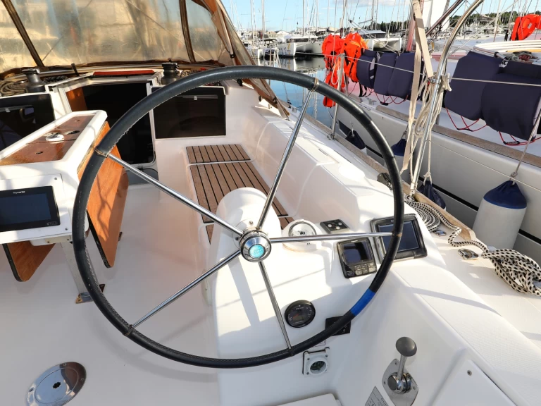 Dufour Dufour 350 Grand Large jednotlivci a charterové společnosti v Šibenik 