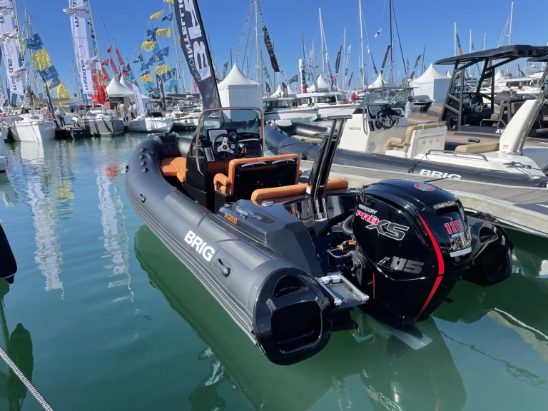 Brig Eagle 6 jednotlivci a charterové společnosti v Saint-Martin-de-Ré