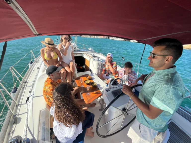 Pronajmout si Bénéteau Oceanis Clipper 423 v Barcelona