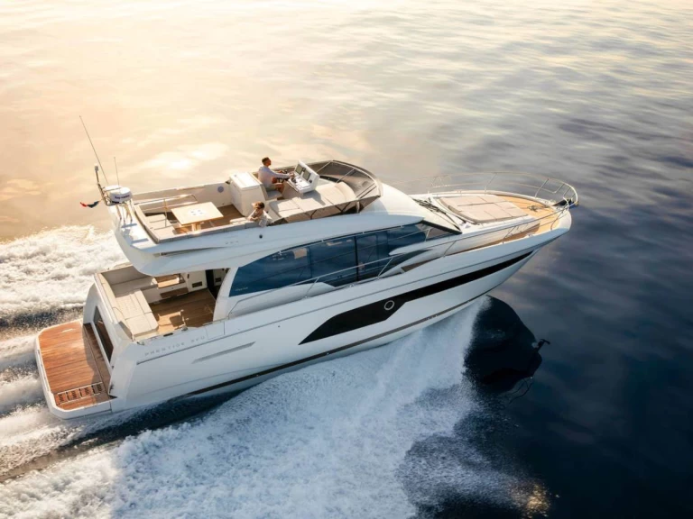 Pronájem lodi Cannes lákavé ceny Prestige 520