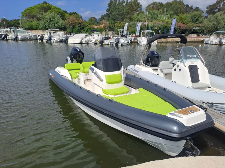 Polotuhá loď k pronájmu v Saint-Florent za nejlepší cenu