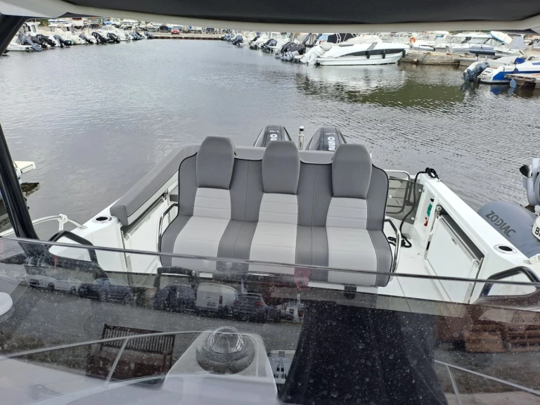 Pronajmout si Jeanneau 9.0 v Saint-Florent