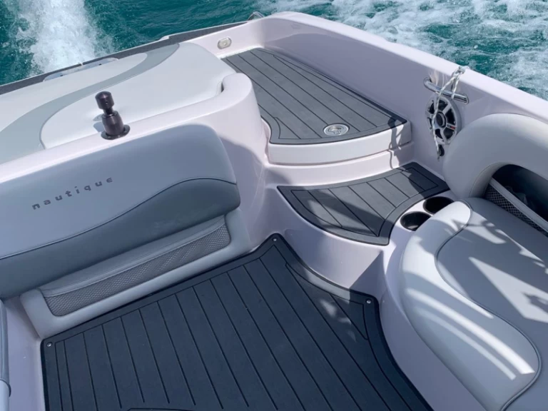 Pronajmout Motorová loď se skipperem či ne Nautique Correct Craft v Sciez