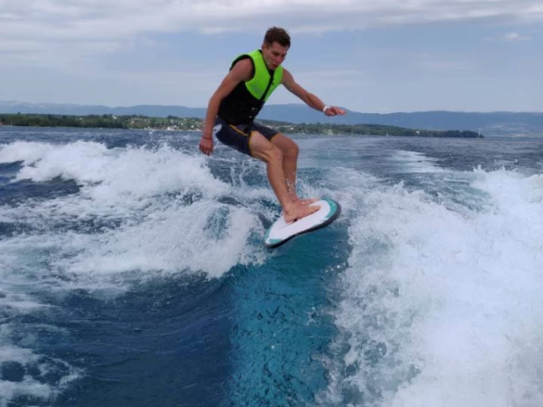 Motorová loď k pronájmu v Sciez za nejlepší cenu