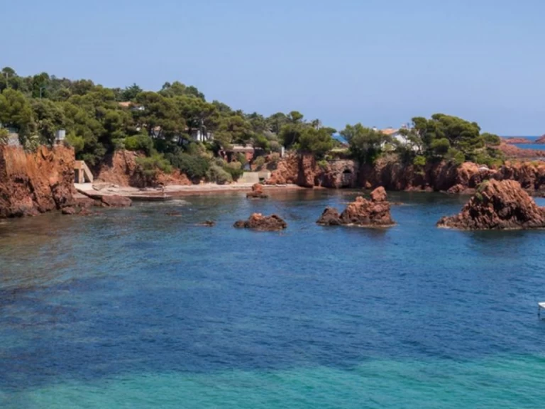 Motorová loď k pronájmu v Mandelieu-la-Napoule za nejlepší cenu