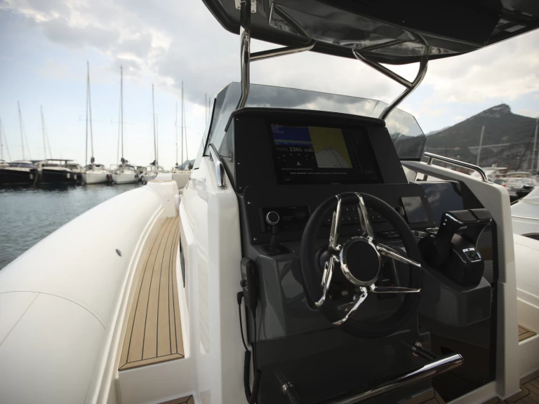 Polotuhá loď k pronájmu v Salerno za nejlepší cenu