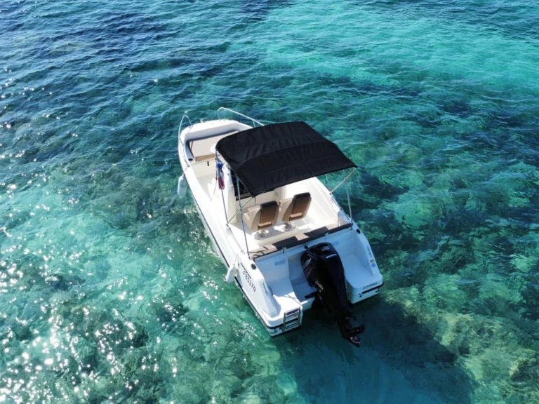 Motorová loď k pronájmu v Mandelieu-la-Napoule za nejlepší cenu