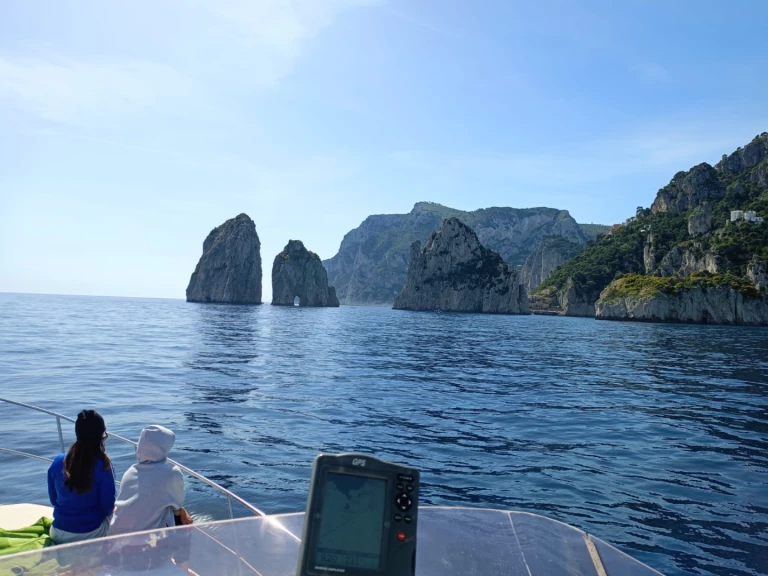 Motorová loď k pronájmu v Castellammare di Stabia za nejlepší cenu