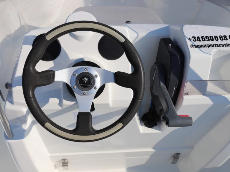 Pronajmout Motorová loď se skipperem či ne Jeanneau v l'Escala