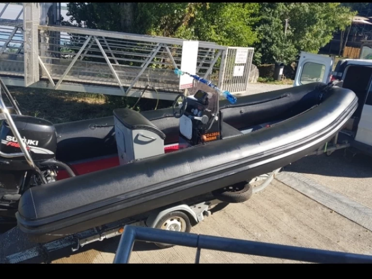 Polotuhá loď k pronájmu v Lège-Cap-Ferret za nejlepší cenu