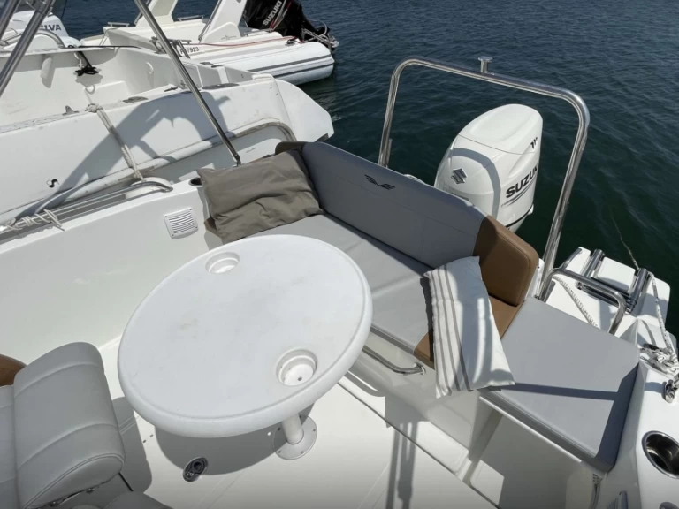 Pronájem Motorová loď Bénéteau s licencí