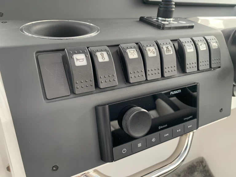 Grandezza Grandezza 28 OC jednotlivci a charterové společnosti v Trogir