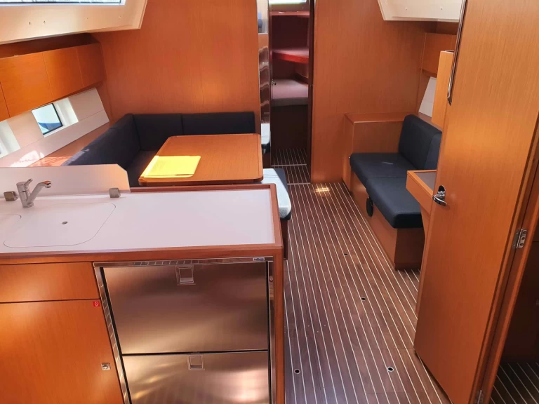 Plachetnice k pronájmu v Alimos za nejlepší cenu