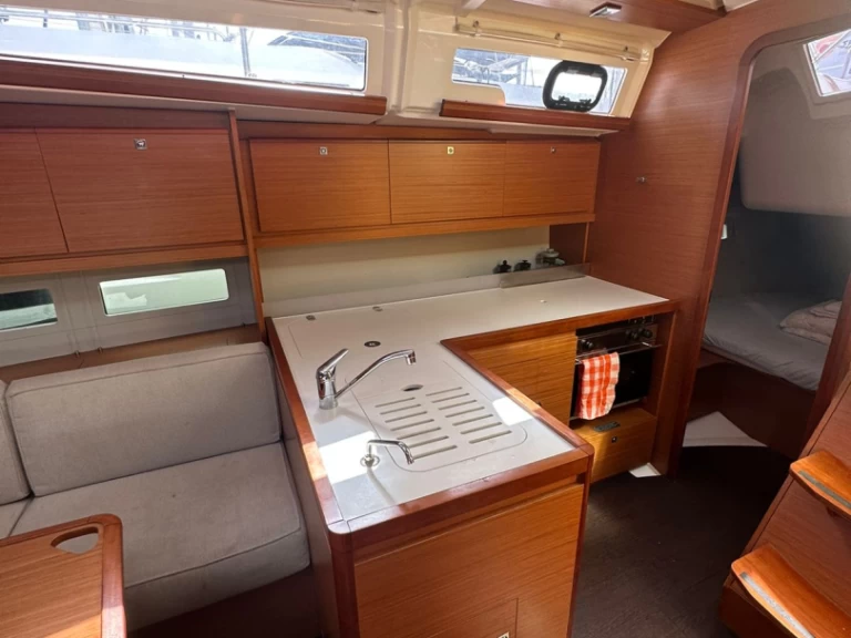 Pronajmout si Dufour Dufour 390 v Alimos