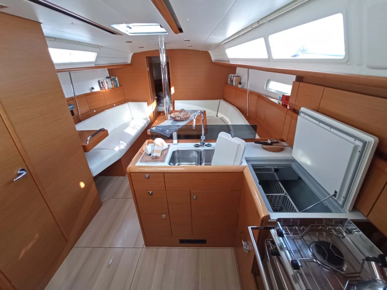 Pronajmout si Jeanneau Sun Odyssey 379 v Lefkáda