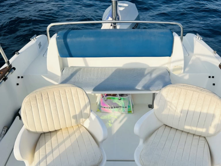 Pronájem Motorová loď Bénéteau s licencí