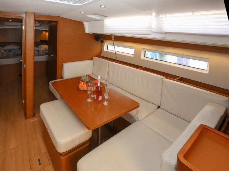 Pronájem Plachetnice Jeanneau s licencí