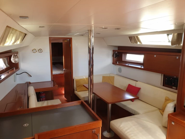 Plachetnice k pronájmu v Alimos za nejlepší cenu