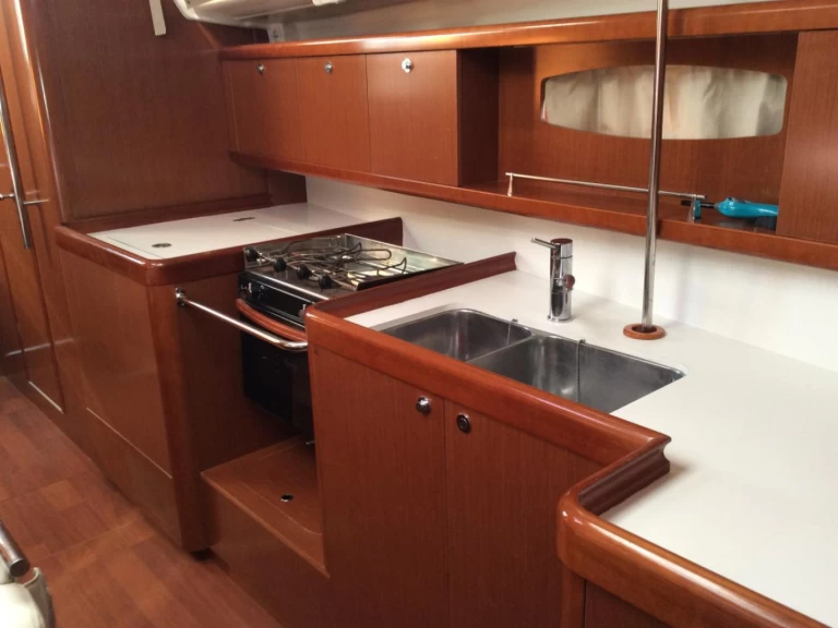 Pronajmout Plachetnice se skipperem či ne Bénéteau v Alimos