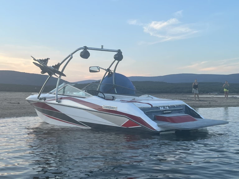 Pronájem Motorová loď Régal s licencí