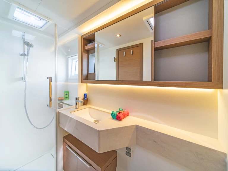 Pronajmout Katamarán se skipperem či ne Lagoon v Lefkáda