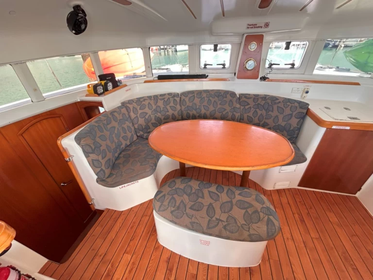 Pronájem lodi Airlie Beach lákavé ceny Lagoon 380