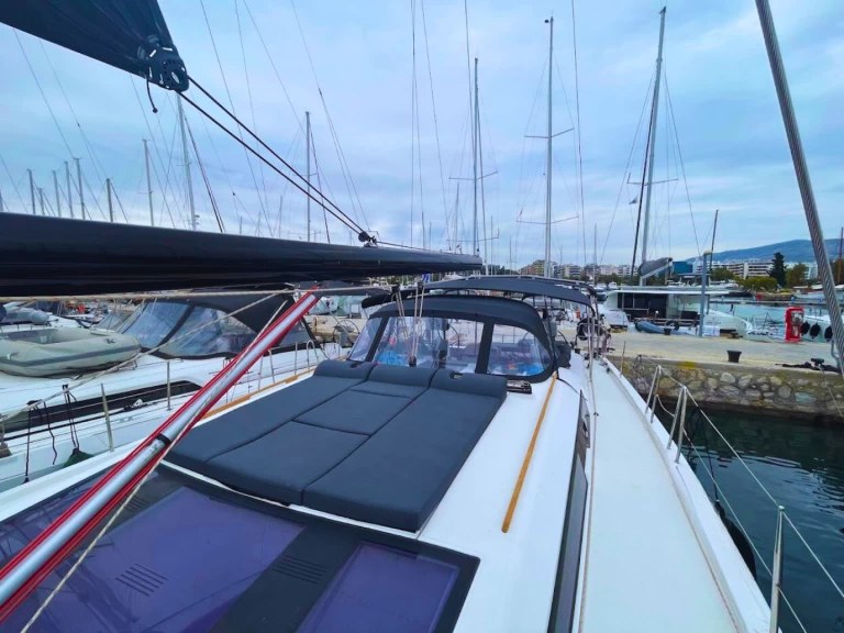 Pronajmout si Dufour Dufour 560 Grand Large v Alimos