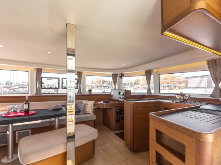 Pronajmout si Lagoon Lagoon 42 v Alimos