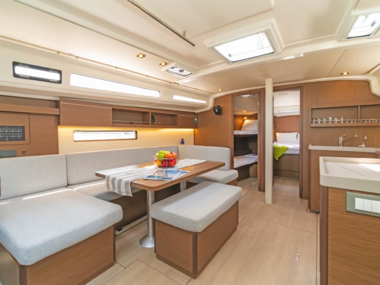 Pronajmout si Bénéteau Oceanis 40.1 v Alimos