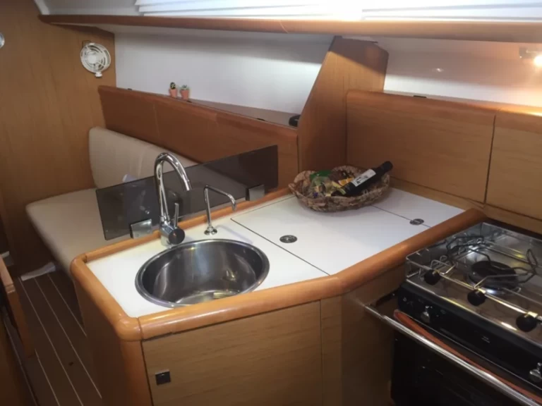 Jeanneau Sun Odyssey 33i jednotlivci a charterové společnosti v Gouvia