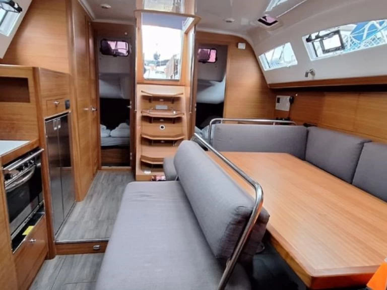 Elan Impression 45.1 jednotlivci a charterové společnosti v Trogir