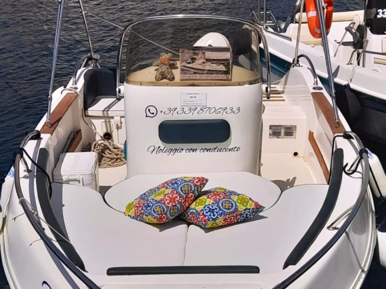 Pronajmout si Ascari Prestige one v Lipari