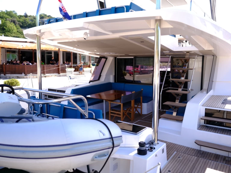 Pronajmout si Cervetti Yachts Cervetti 44 Power - 4 + 1 cab. v Primošten 