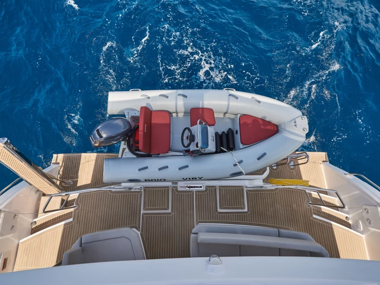 Motorová loď k pronájmu v Rogoznica za nejlepší cenu