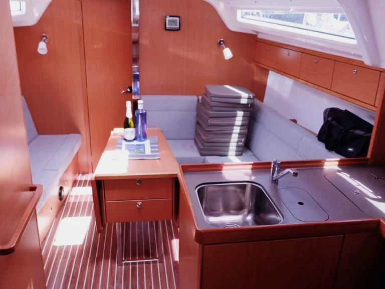 Pronajmout Plachetnice se skipperem či ne Bavaria v Golfo Aranci