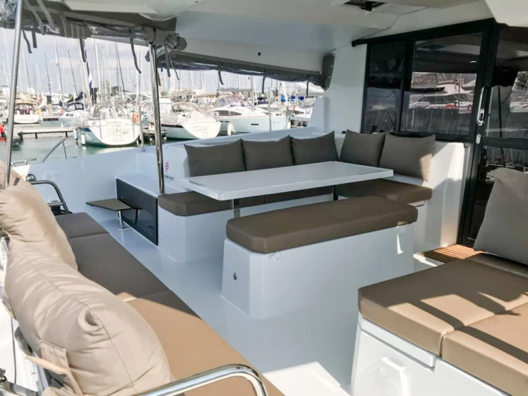 Pronajmout Katamarán se skipperem či ne Fountaine Pajot v Tivat