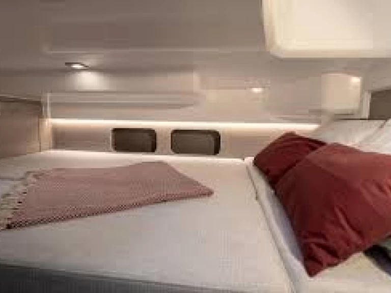 Pronajmout si Jeanneau Cap Camarat 9.0 WA v Makarska