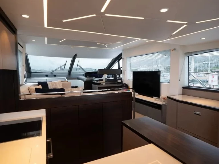 Pronajmout si Sunseeker Manhattan 56 v Lui Bay