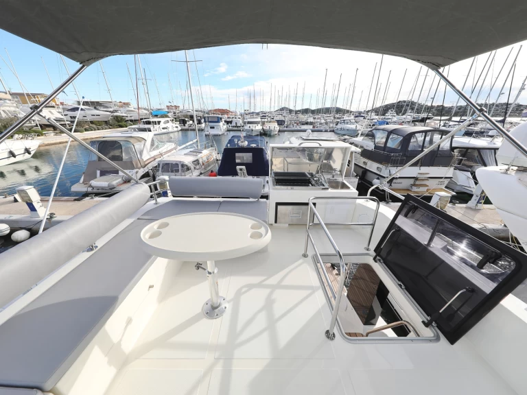 Cobra Yachts Seamaster 45 jednotlivci a charterové společnosti v Tribunj