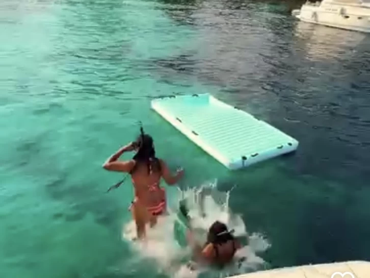 Pronajmout si Four Winns Sundowner 285 v Cannes